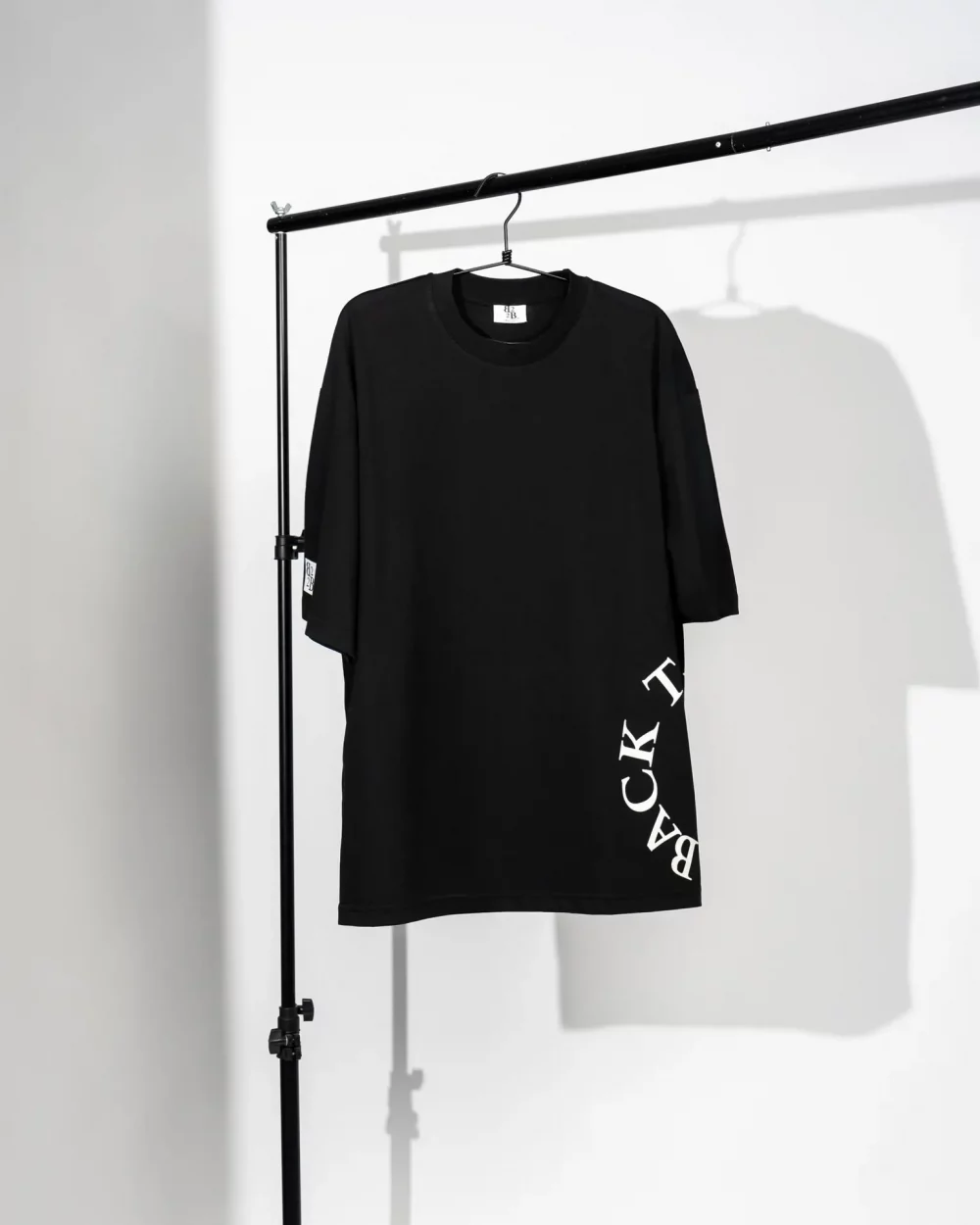 Maglietta T Shirt Nera con Logo in rilievo a manica corta, modello over in 100% cotone B2B Ready to Wear