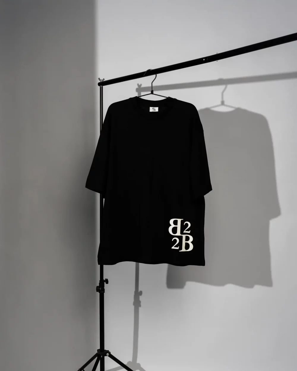 Maglietta T Shirt Nera con Logo in rilievo a manica corta, modello over in 100% cotone B2B Ready to Wear