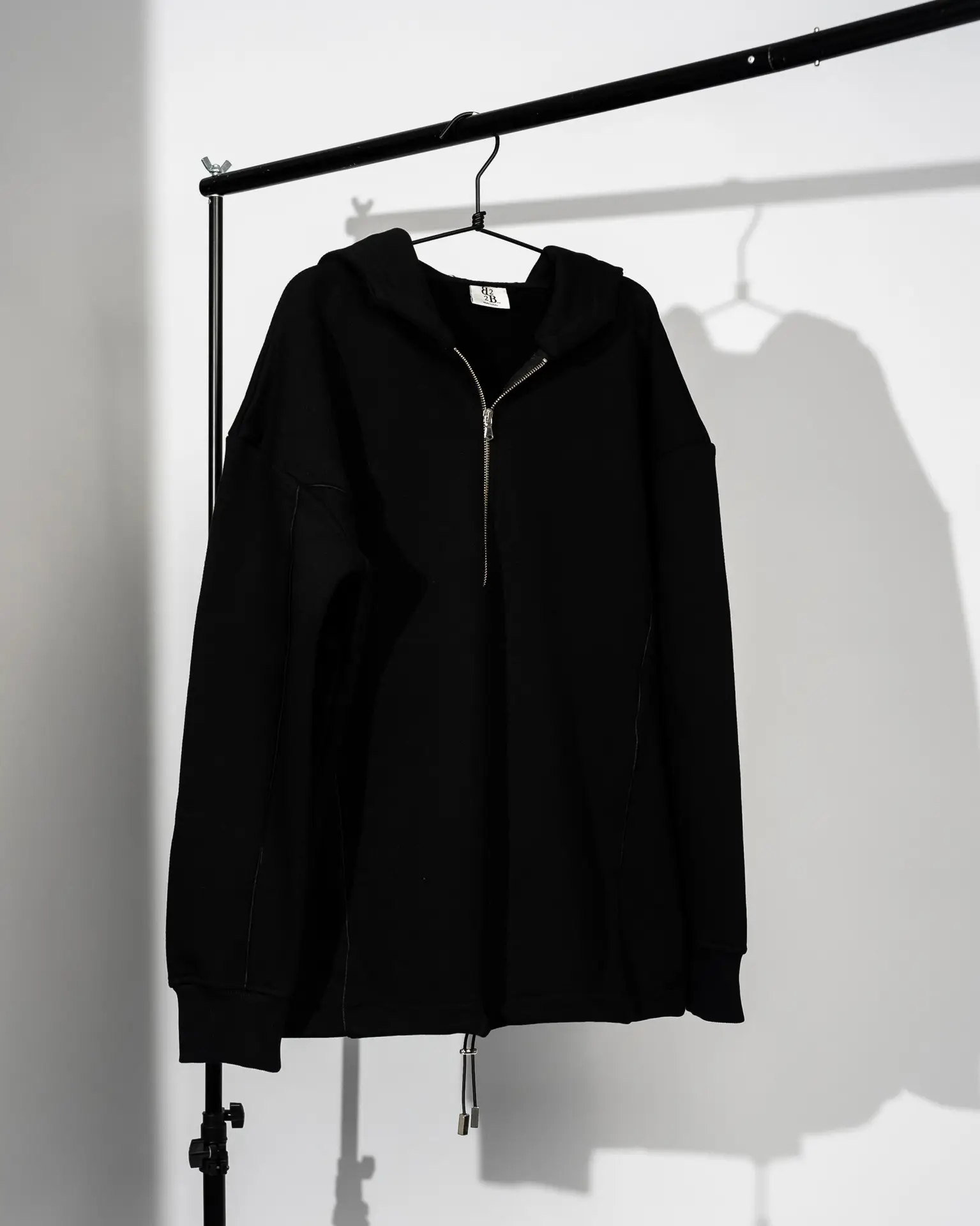 Felpa Nera a maniche lunghe, modello dritto con cappuccio e zip frontale fino a metà petto B2B Ready To Wear