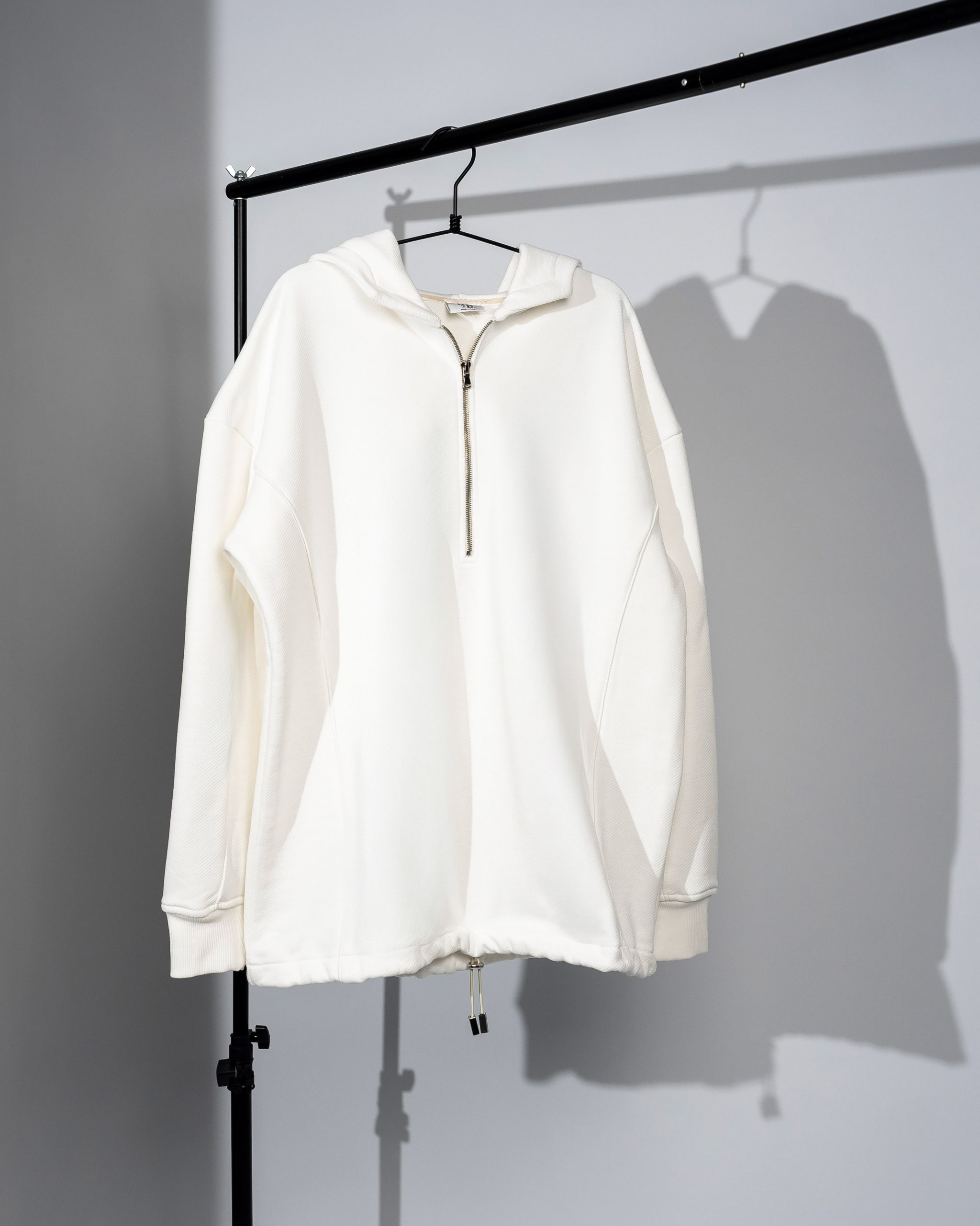 Felpa Bianca a maniche lunghe, modello dritto con cappuccio e zip frontale fino a metà petto B2B Ready To Wear
