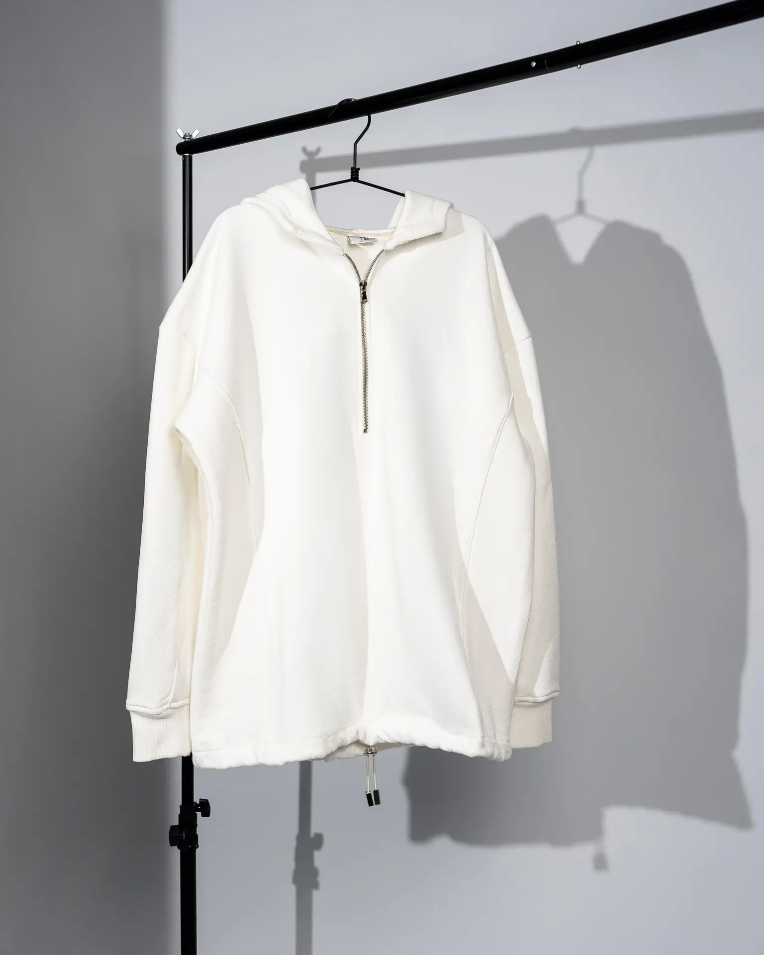 Felpa Bianca a maniche lunghe, modello dritto con cappuccio e zip frontale fino a metà petto B2B Ready To Wear