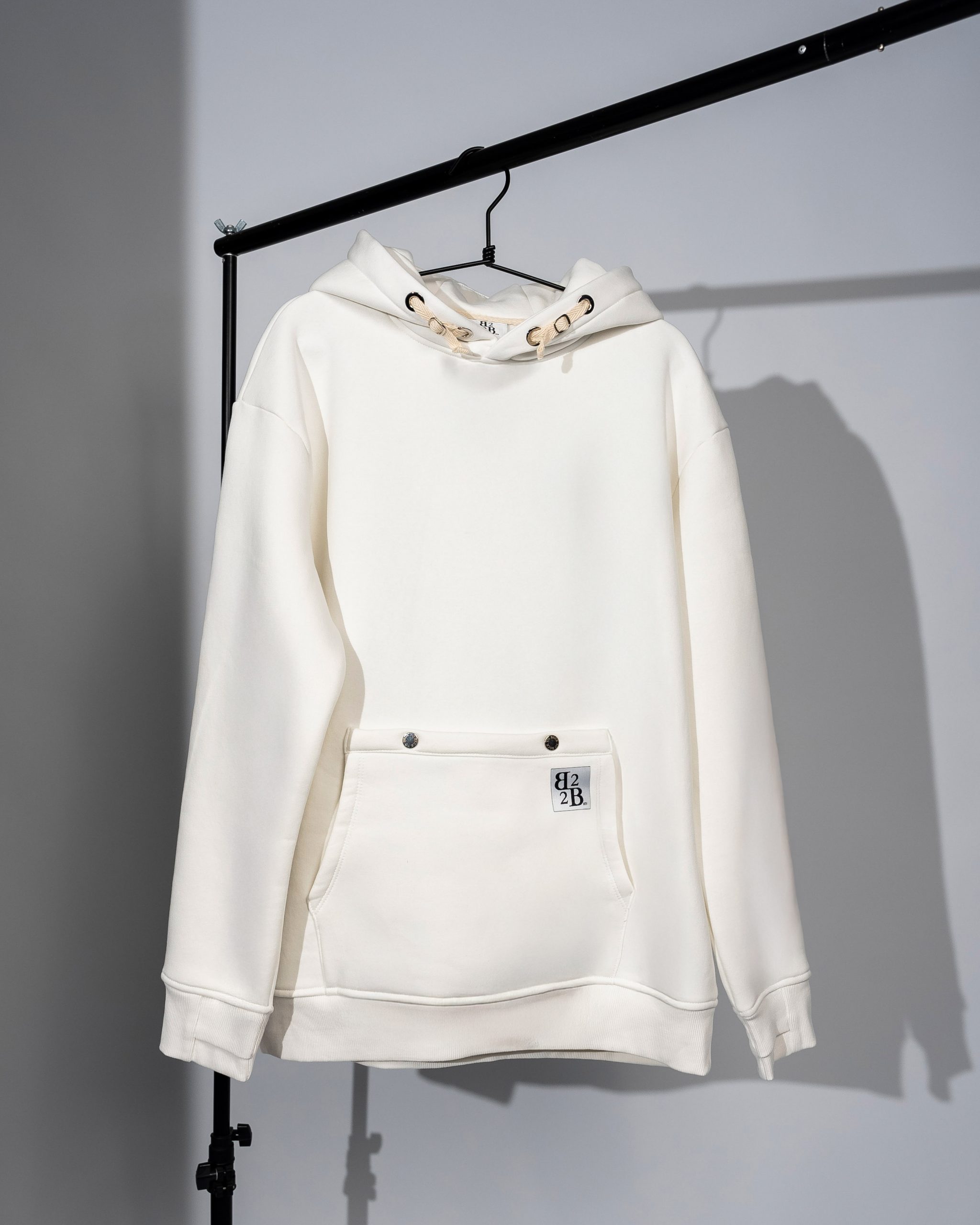Felpa Bianca a maniche lunghe, modello dritto con cappuccio e cordini regolabili a scorrimento con finiture metalliche e doppia tasca frontale B2B Ready To Weak