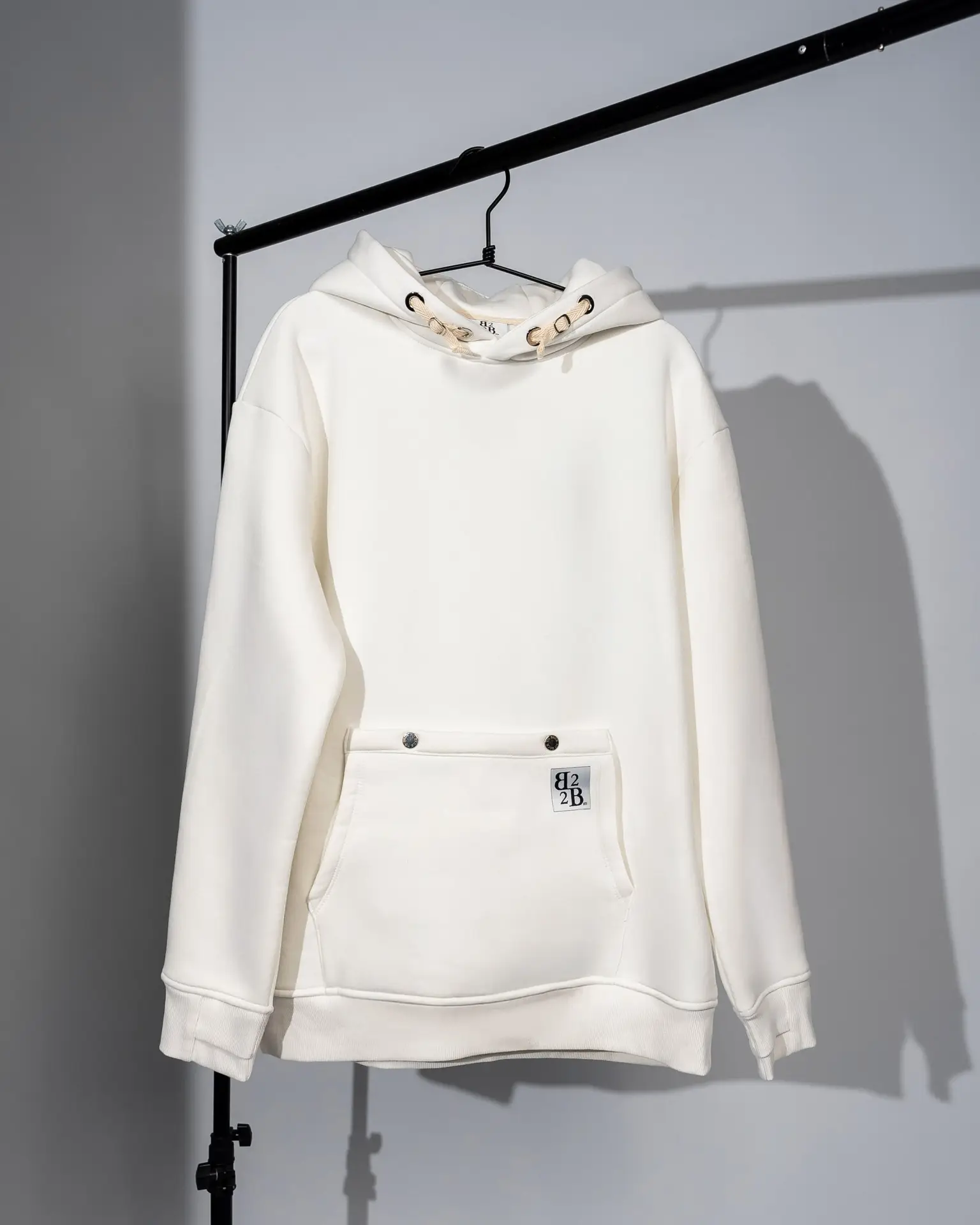 Felpa Bianca a maniche lunghe, modello dritto con cappuccio e cordini regolabili a scorrimento con finiture metalliche e doppia tasca frontale B2B Ready To Wear